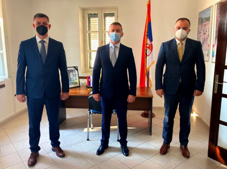 Predsjednici opština Herceg Novi i Tivat se upisali u knjigu žalosti