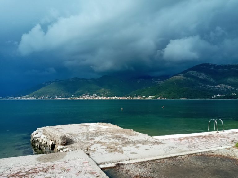 Stigla južina, oblačno sa mjestimičnom kišom, jak južni vjetar