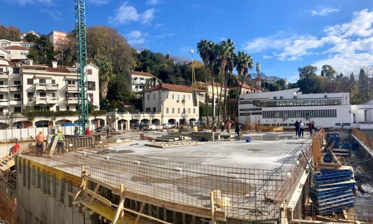 Vidljivi obrisi novog trga ispred zgrade Opštine Herceg Novi