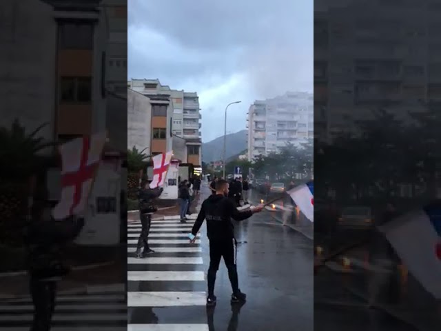 Tivat – Bakljadom proslavili izbor nove Vlade, uz parole „Kosovo je srce Srbije“…