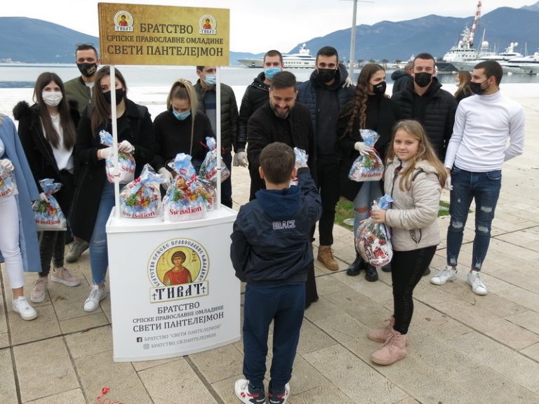Mališanima svih vjera i nacija dijelili slatkiše na Pinima
