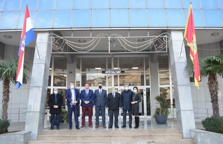 Dan hrvatskog naroda u Crnoj Gori – istaknuta zastava na Opštini Tivat