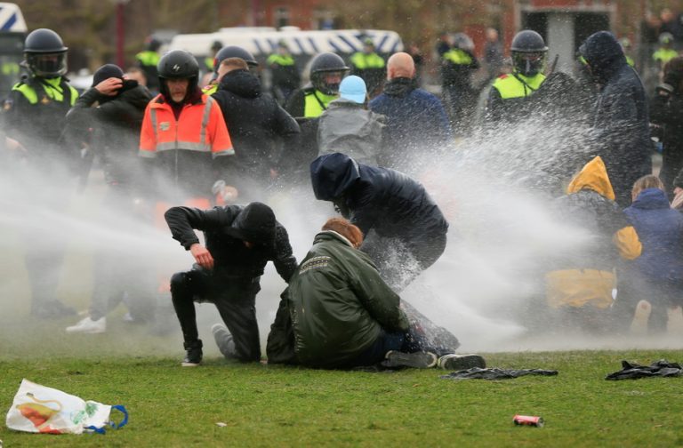U Nizozemskoj sukobi policije i prosvjednika protiv policijskog sata