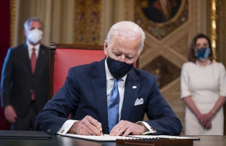 Biden prvog dana u Ovalnom uredu potpisao 15 izvršnih uredbi, vraća SAD u Pariški klimatski sporazum