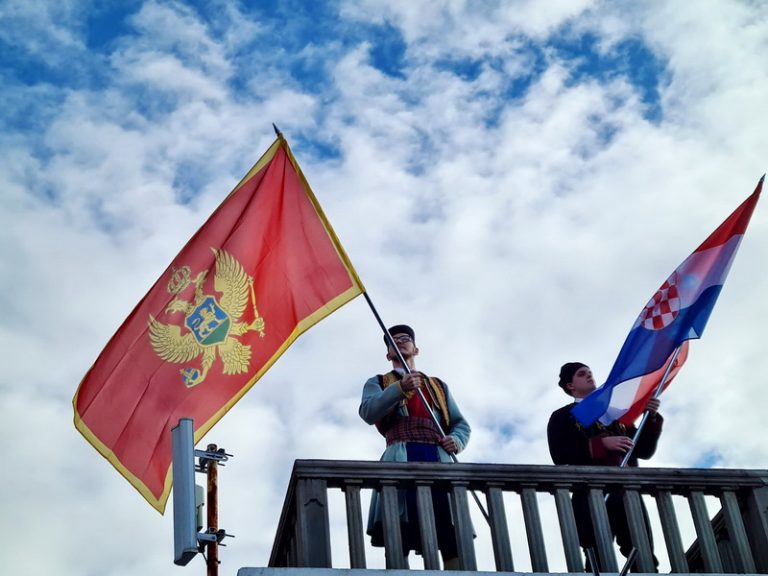 Podignute zastave ususret Danu hrvatskog naroda u Crnoj Gori