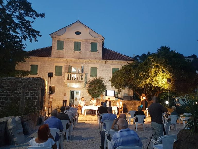 „Barka sa zlatnim veslima“