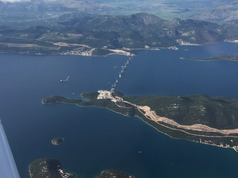 Pelješki most napreduje: Stup u moru spaja se danas s kopnom