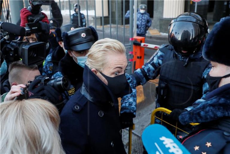 Ruska policija privela pristalice Navaljnog pred zgradom suda