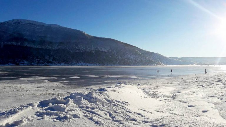 Klizači iz Sarajeva Blidinjsko jezero pretvorili u klizalište