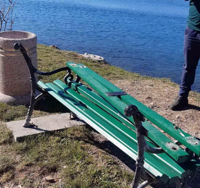 Vandali na djelu, lome i kradu mobilijar
