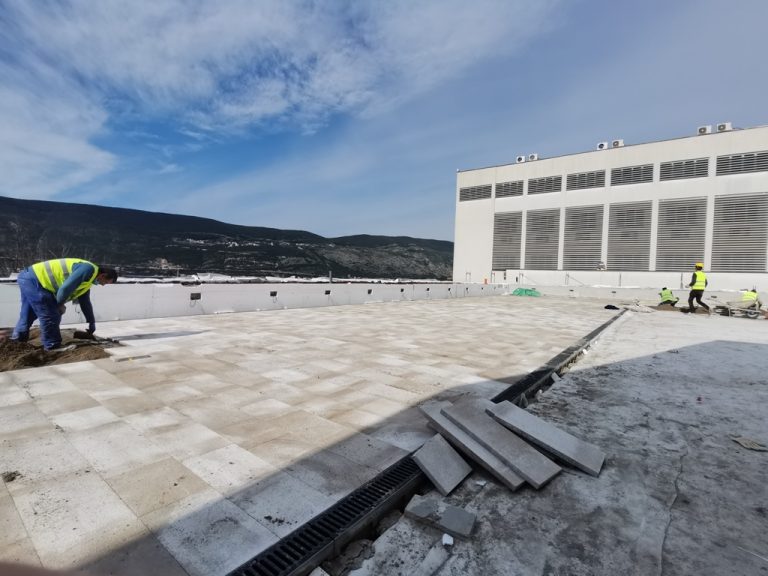 Herceg Novi – počeli radovi na popločavanju trga ispred Opštine
