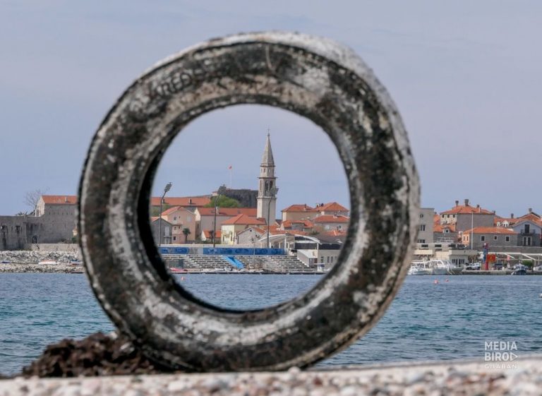 TO Budva organizovala akciju čišćenja otpada sa Slovenske plaže
