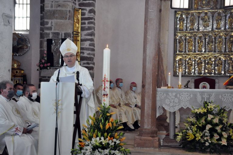 U katedrali sv. Tripuna ustoličen novi kotorski biskup mons. Ivan Štironja