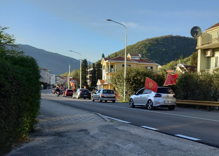 Patriotske auto-kolone u više gradova Crne Gore
