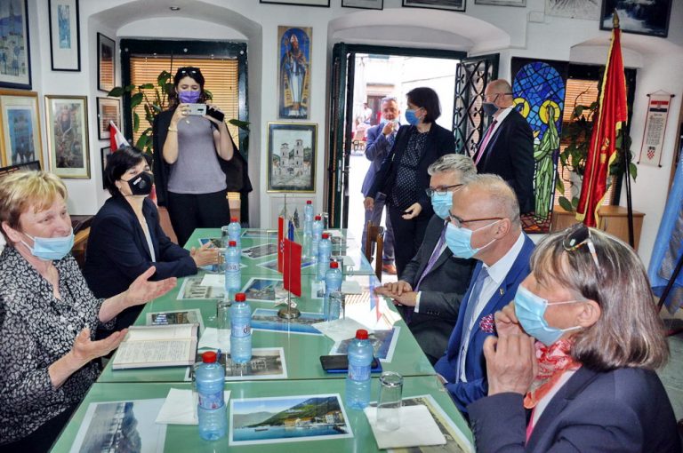 Grlić Radman u Kotoru i Tivtu: država će pomagati opstanak Hrvata