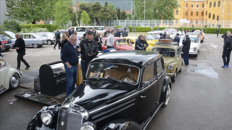 BiH: Ispred Gradske vijećnice u Mostaru izloženo oko 60 oldtimera