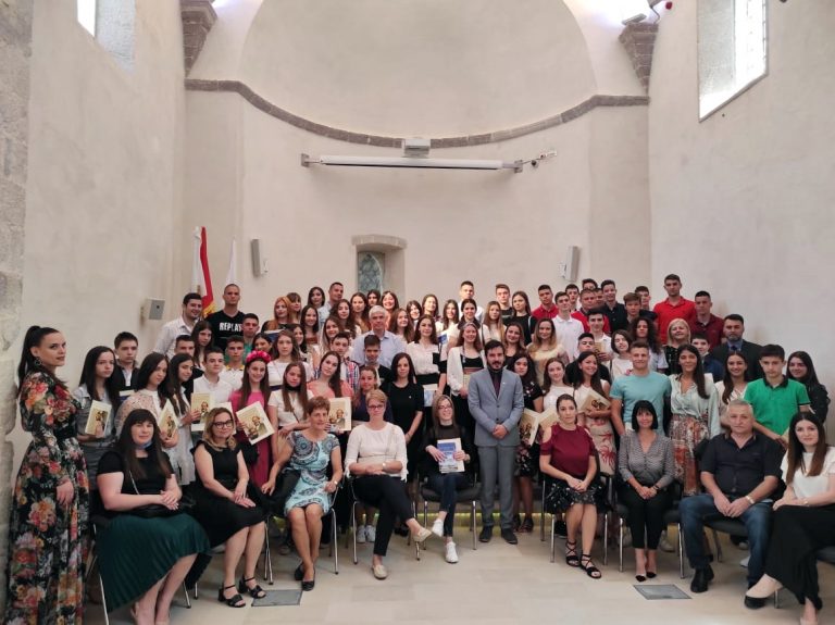 Kotor – Jokić dodijelio Luče maturantima
