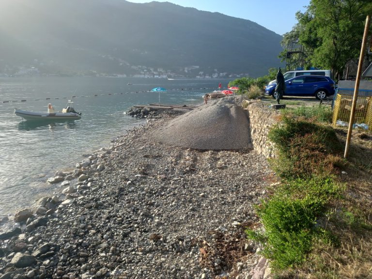 Prihranjivanje plaža u Boki Kotorskoj pijeskom iz Morače se nastavlja…