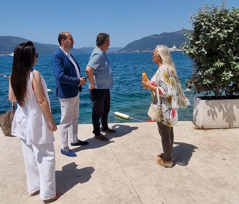 Rađenović u Tivtu: Pristup plaži mora da bude obezbjeđen svim građanima i to zakupci moraju da poštuju