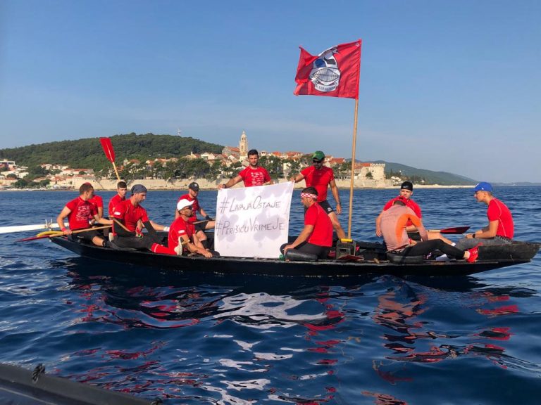 Lađari iz Metkovića doveslaće tradicionalnom neretvanskom brodicom do Kotora