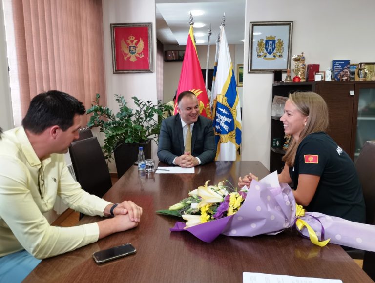 Mladoj plivačici Anđeli Antunović predsjednik opštine HN poželio uspjeh na OI u Tokiju