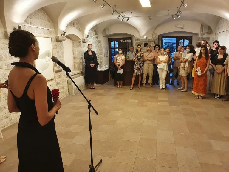 U Kotoru otvorena izložba „Bez naziva“, umjetnice Dušice Ivetić