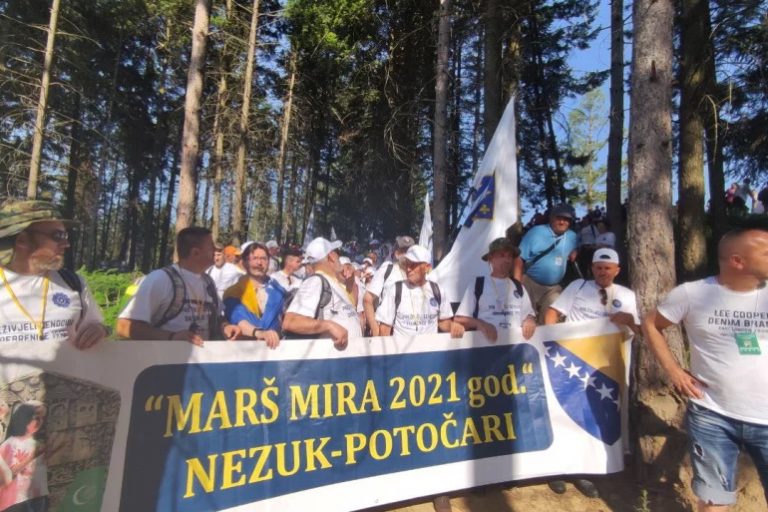 Krenuo Marš mira: Hiljade ljudi odaju počast žrtvama genocida u Srebrenici
