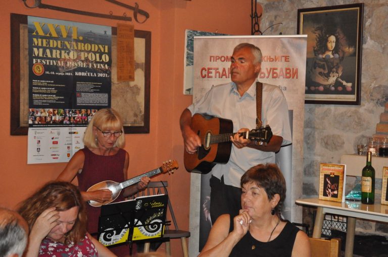 Kotor – Subotički kantautor Toković predstavio knjigu “Sećanja i ljubavi”