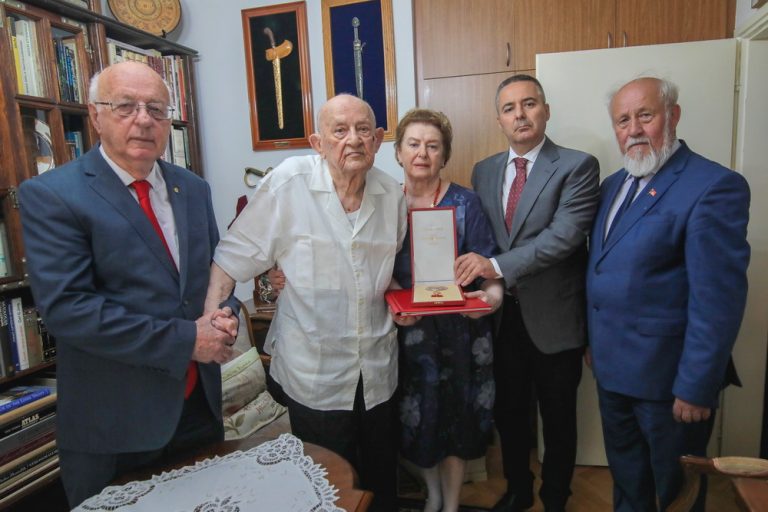 Uručen orden Crnogorske zastave prvog stepena admiralu Branku Mamuli