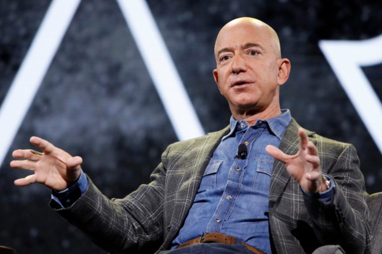 Jeff Bezos i troje članova posade sletjeli na Zemlju