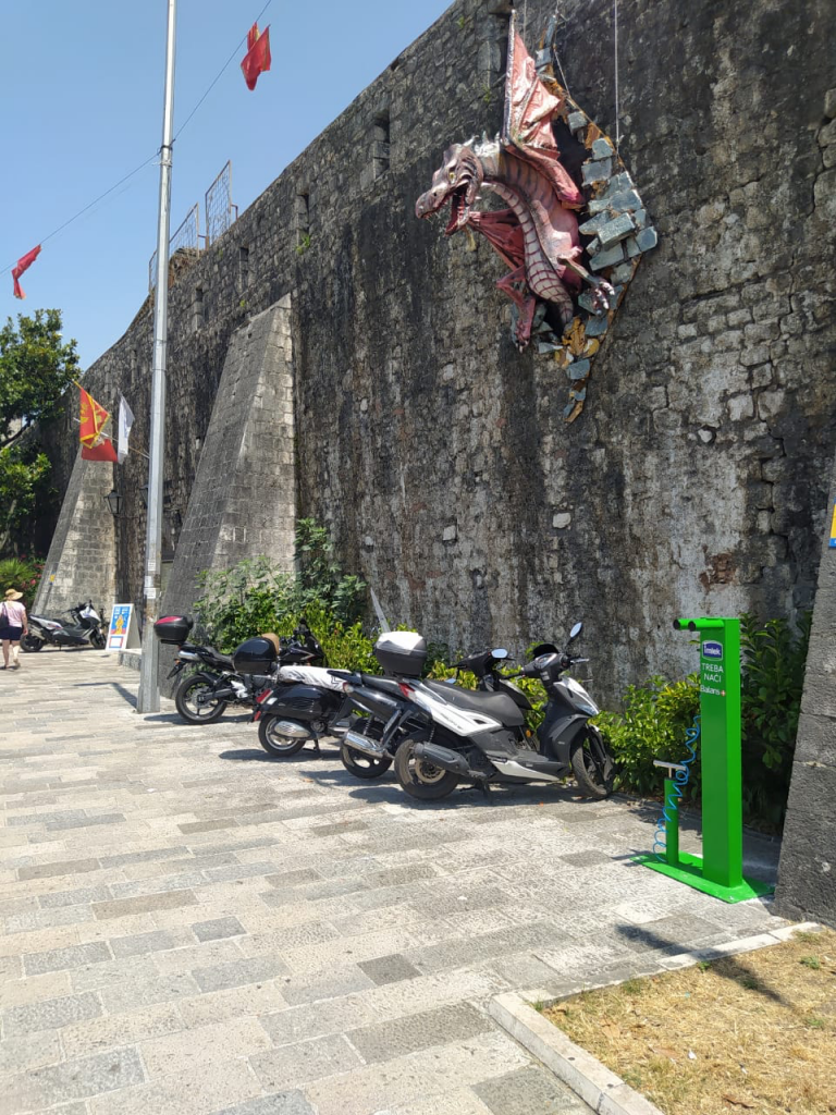 Kompanija Imlek i Opština Kotor postavile dvije Balans+ samouslužne stanice za bicikle za sve rekreativce i one koji vode računa o zdravlju i fizičkoj aktivnosti