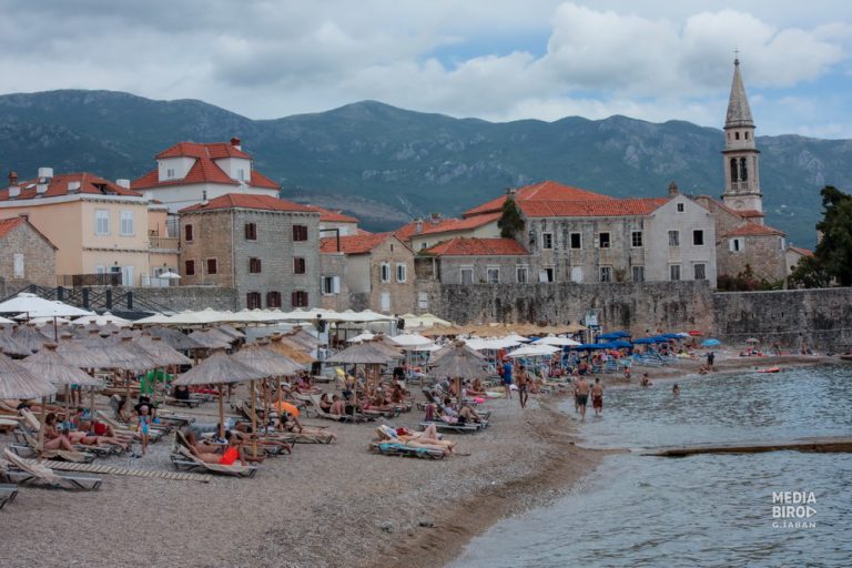 Budva: Uhapšen zbog sumnje da je danima pljačkao turiste po plažama