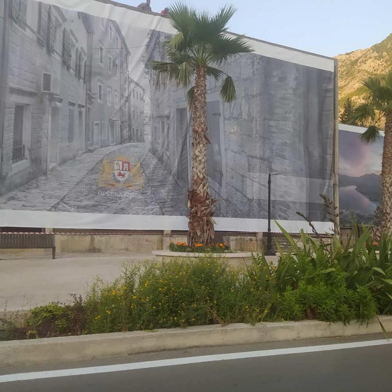 Velikim platnima sa motivima Risna prekriven Dom kuture, do juče ruglo danas obučen novo ruho