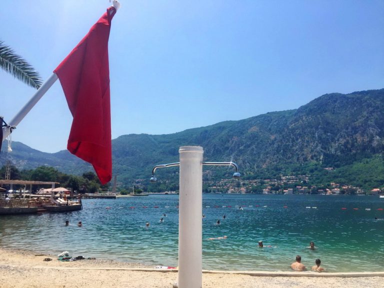 Na Žutoj plaži u Kotoru mještani i turisti se i dalje kupaju uprkos zabrani, rizikujući sopstveno zdravlje…