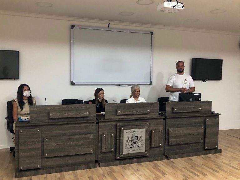 U Kotoru održano predavanje o bezbjednosti mladih u saobraćaju
