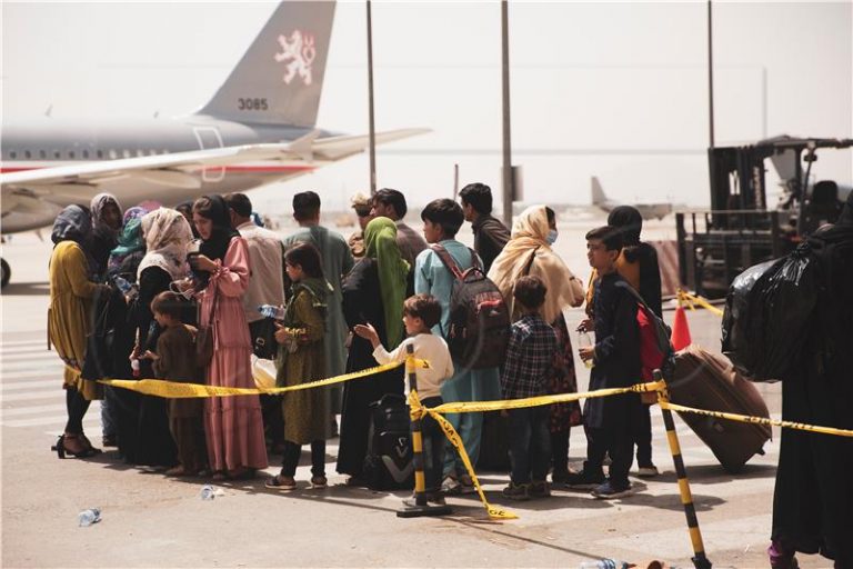 Sedmero Afganistanaca poginulo u haosu na aerodromu – britansko ministarstvo