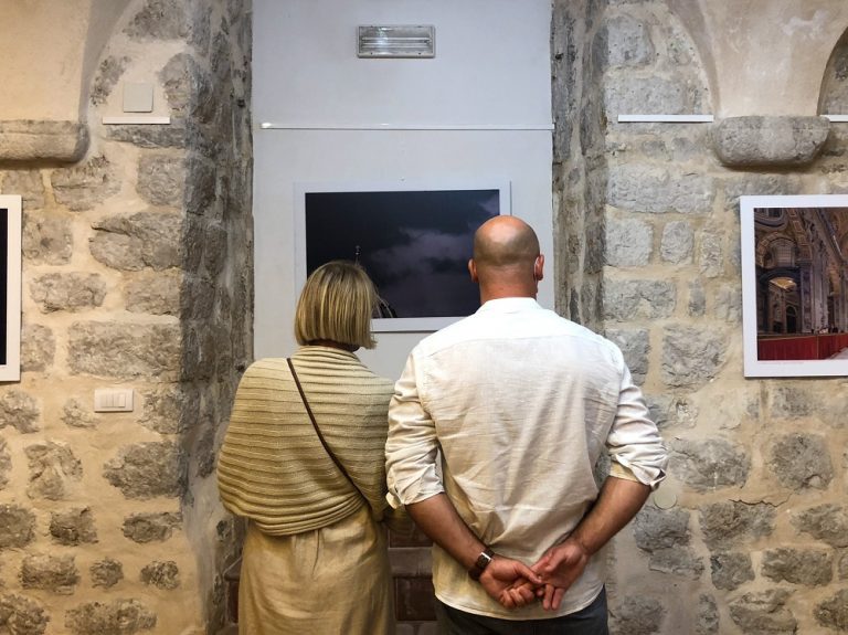Otvorena izložba Stevana Kodrića inspirisana Vječnim gradom