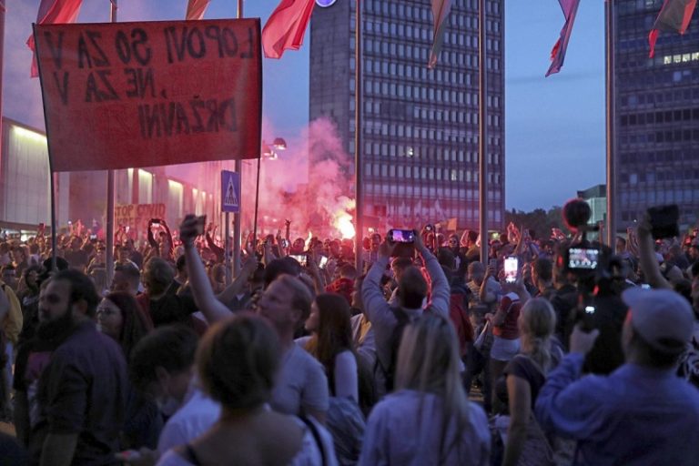 Nasilni protesti u Ljubljani zbog covid potvrda, intervenisala policija