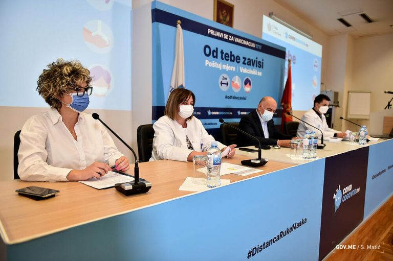 Samo s potvrdom u poslovne centre, butike, od 9. oktobra i u mega i hipermarkete