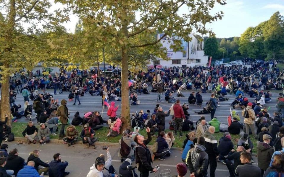 Incidenti na protestima protivnika vakcinisanja u Ljubljani