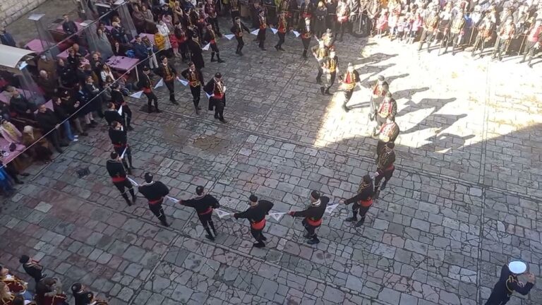 Kolom Bokeljske mornarice 1213. put odana počast sv. Tripunu