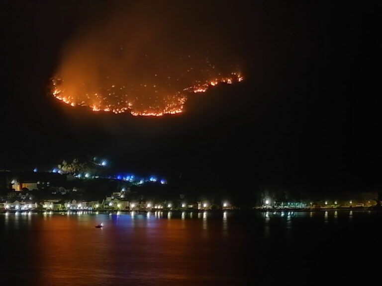 Požar na brdu iznad Perasta nošen burom se spušta…