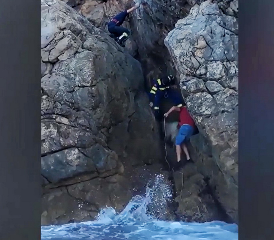 Spašene koze koje su danima bile zaglavljene na litici iznad mora (VIDEO)