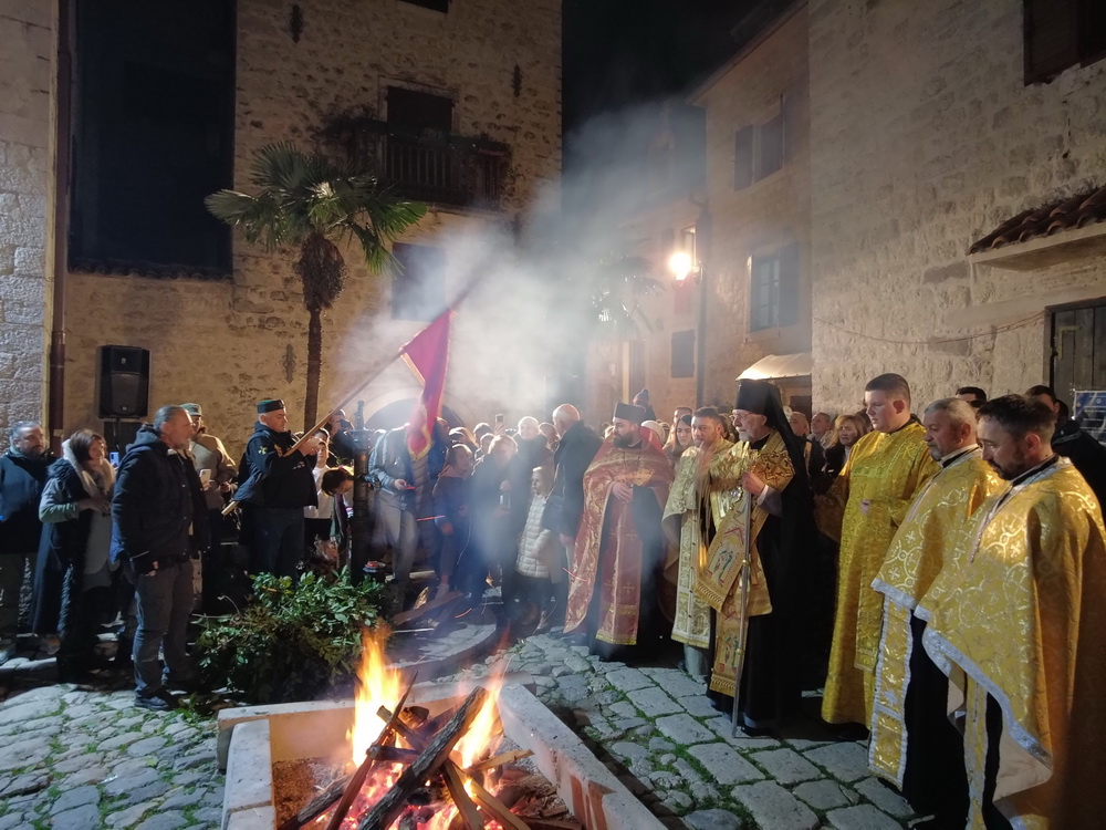 Kotor – Vjernici Crnogorske pravoslavne crkve naložili badnjak