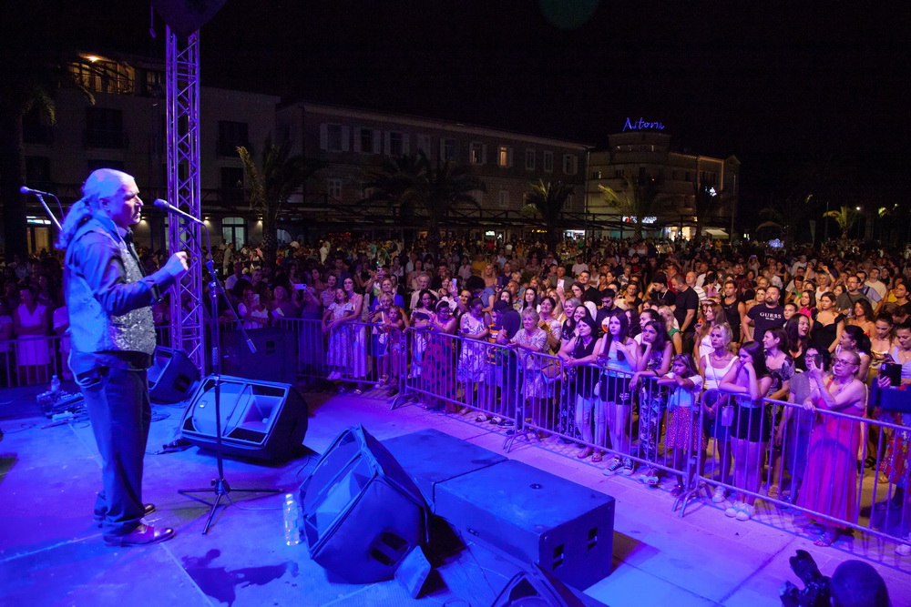 Goran Karan na Gradskoj rivi Pine u Tivtu priredio koncert u mediteranskom šugu…