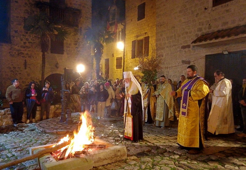 Kotor – Vjernici Crnogorske pravoslavne crkve naložili badnjak (VIDEO)