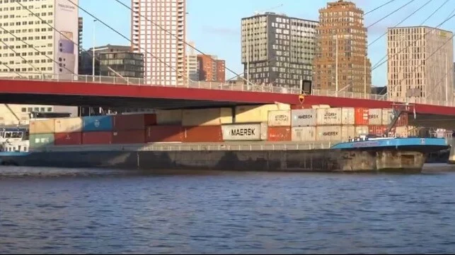 VIDEO: Brod zapeo ispod mosta u Rotterdamu: Kontejneri pali u rijeku