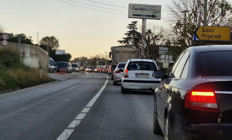 Za 24 sata 13 saobraćajnih nezgoda, poginula jedna osoba