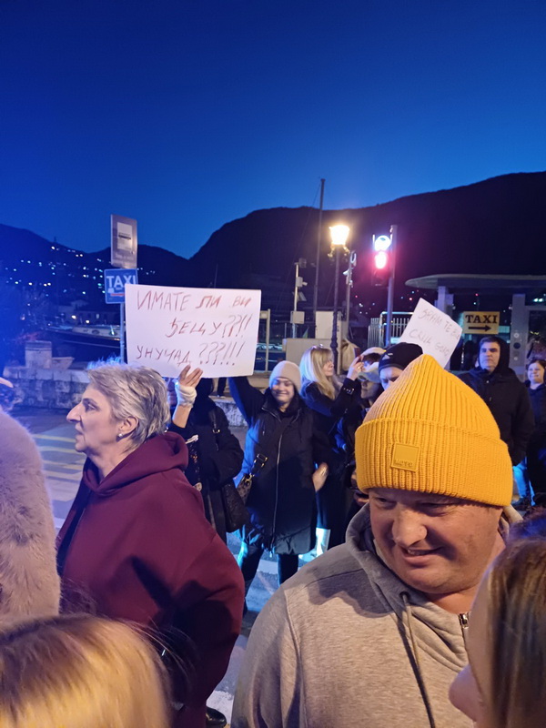Kotorani u znak podrške studentima blokirali ulaz na rivu