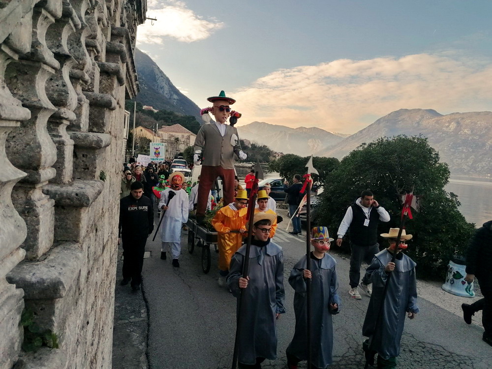 Održan tradicionalni Prčanjski karneval – spaljen Hedonikus Politikus zvani Paštroć  (Foto, Video)